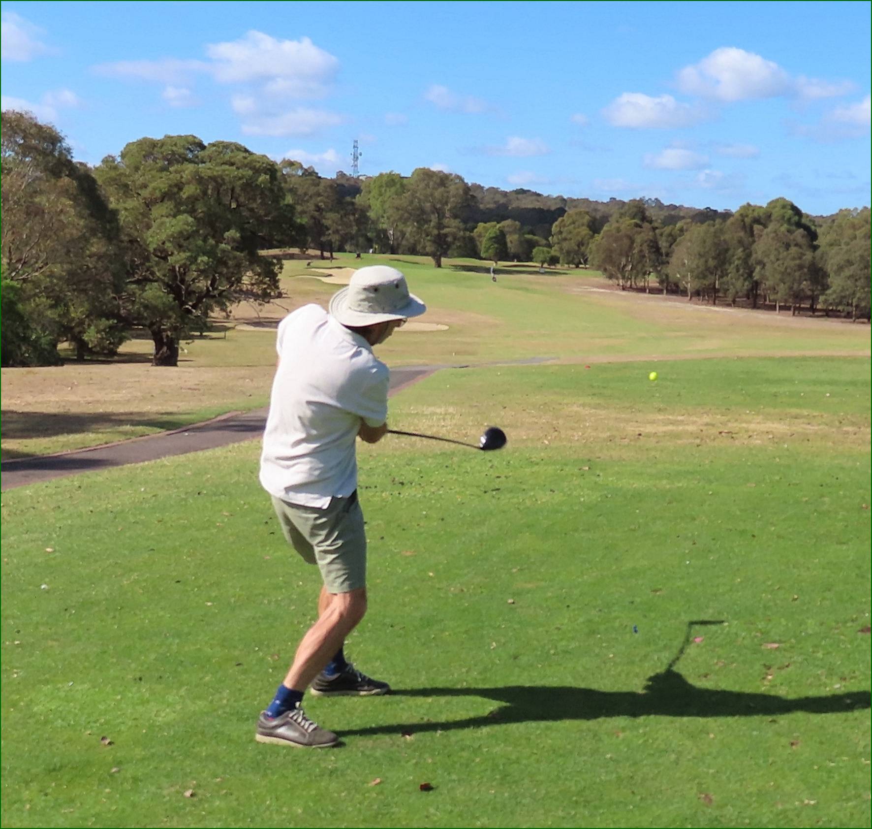 A person swinging a golf club

Description automatically generated
